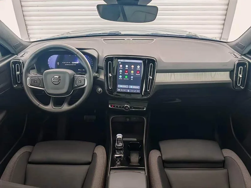 Volvo XC40 — фото 13