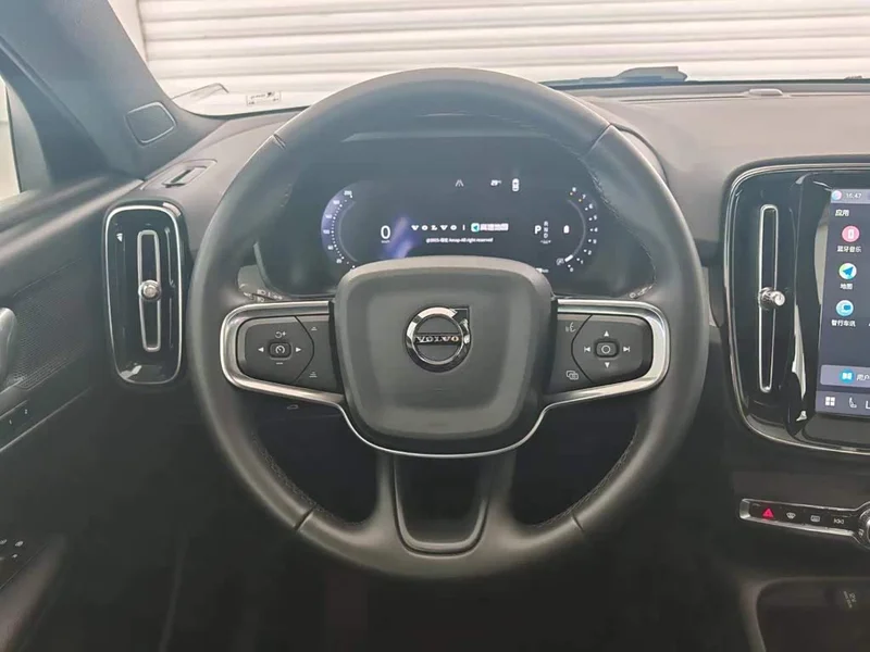 Volvo XC40 — фото 14