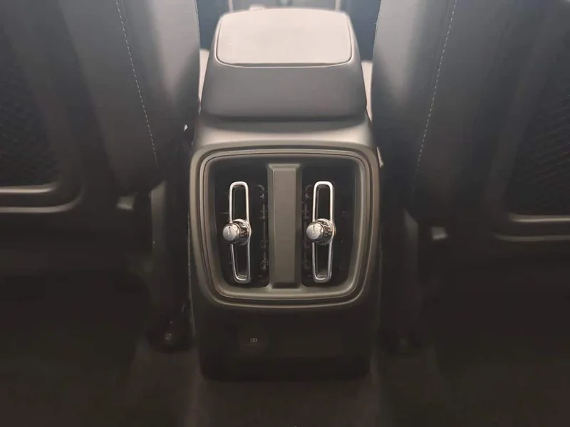 Volvo XC40 — фото 16