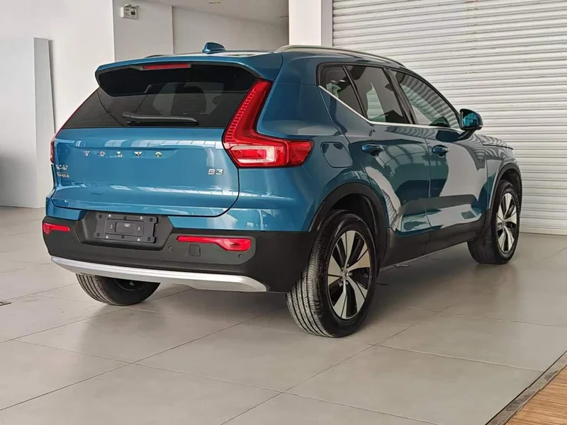 Volvo XC40 — фото 18