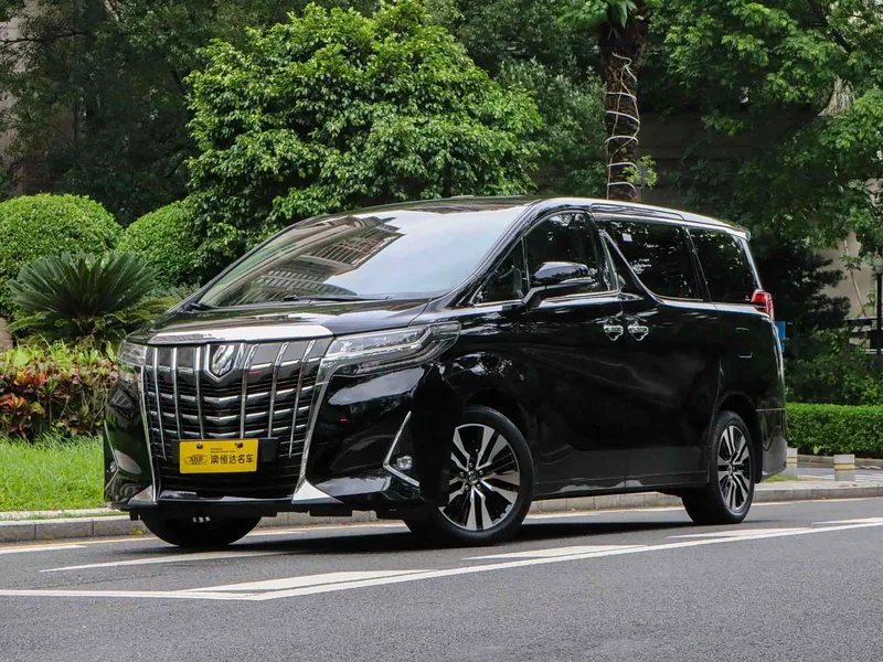 Toyota Alphard — фото 1