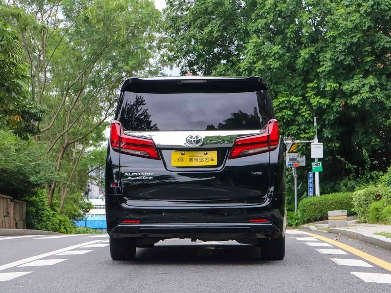 Toyota Alphard — фото 12