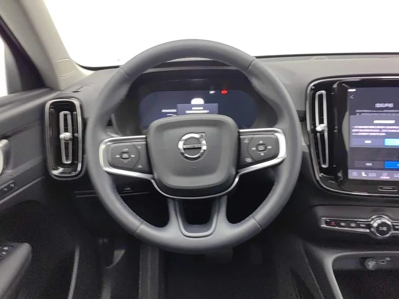 Volvo XC40 — фото 11