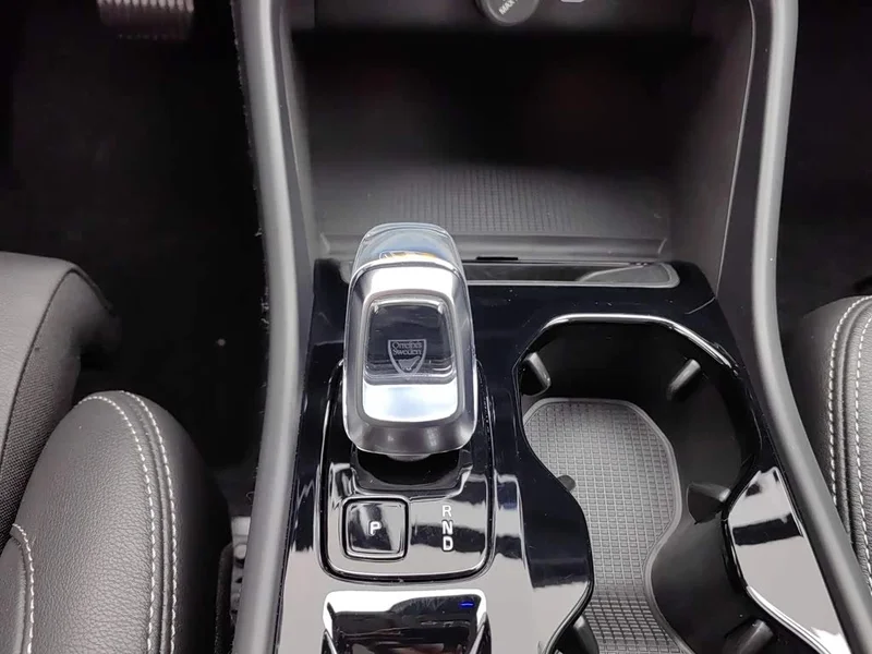 Volvo XC40 — фото 13