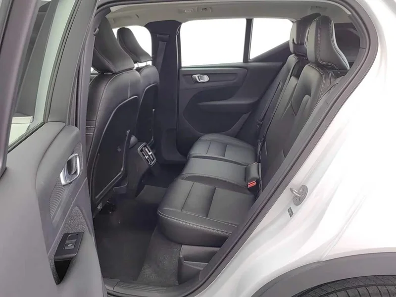 Volvo XC40 — фото 15