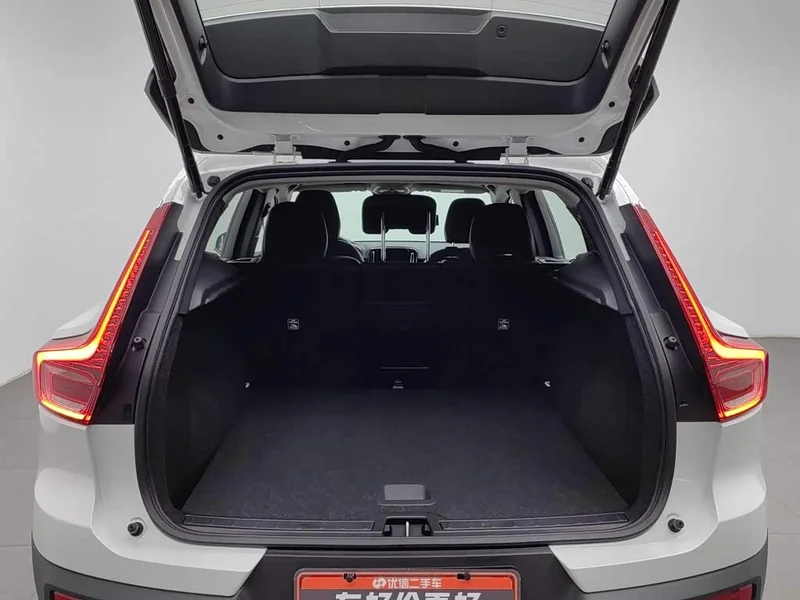 Volvo XC40 — фото 16