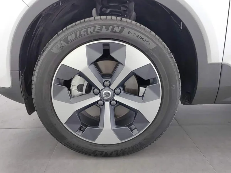 Volvo XC40 — фото 17