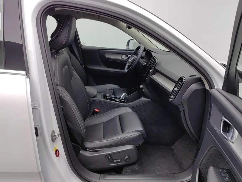 Volvo XC40 — фото 23