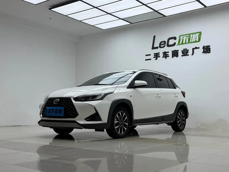Toyota Yaris L — фото 1