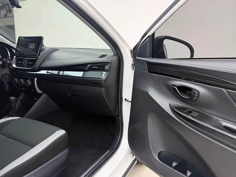 Toyota Yaris L — фото 4
