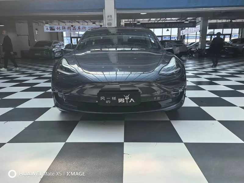 Tesla Model 3 — фото 1