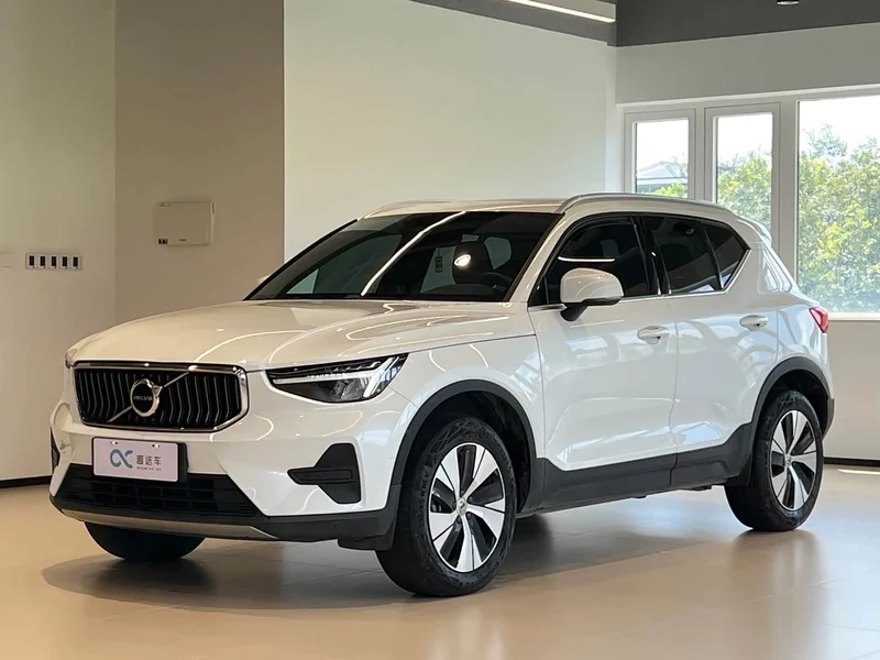 Volvo XC40 — фото 1