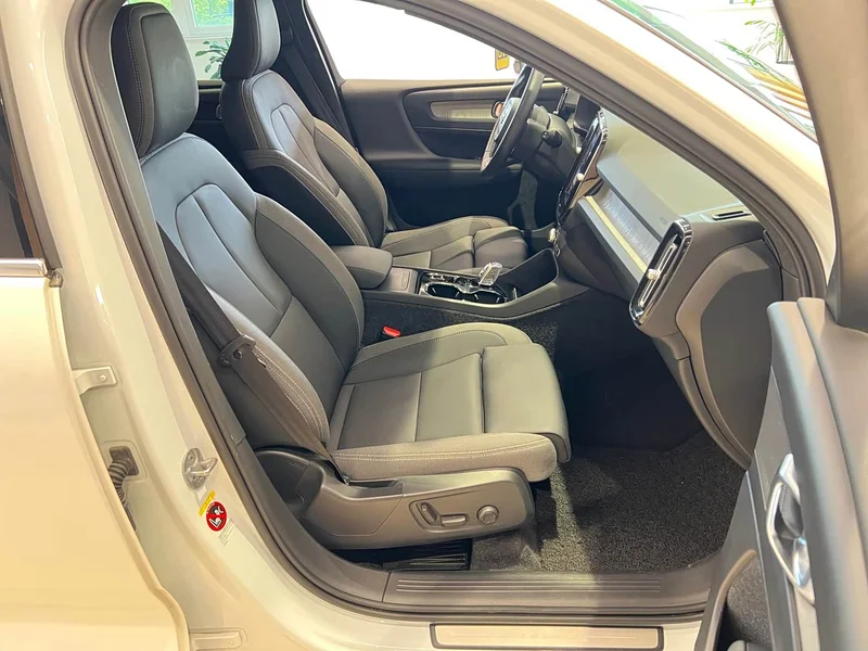Volvo XC40 — фото 11