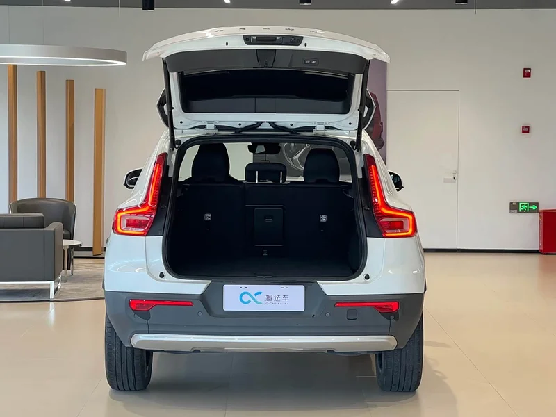 Volvo XC40 — фото 16