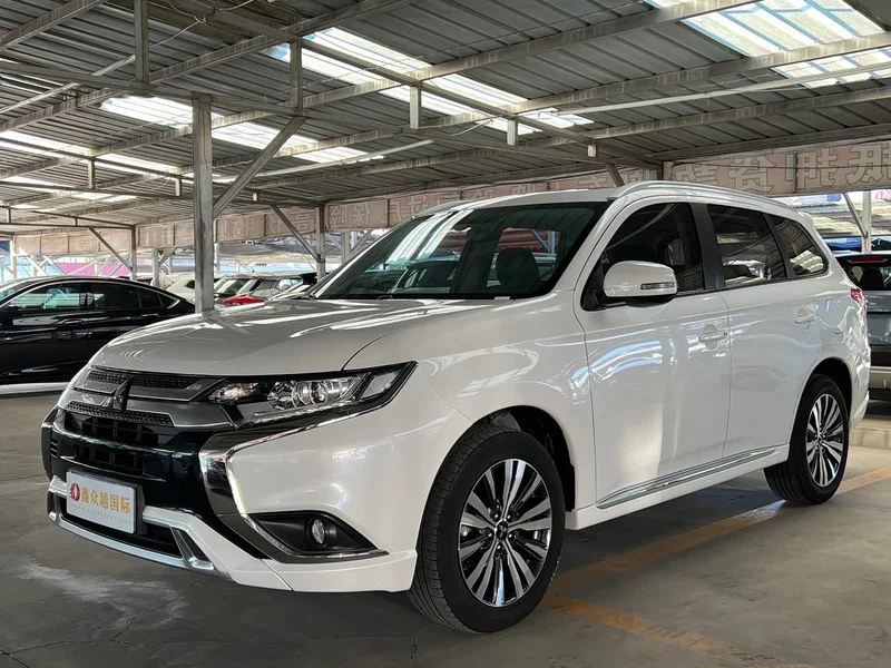 Mitsubishi Outlander — фото 1