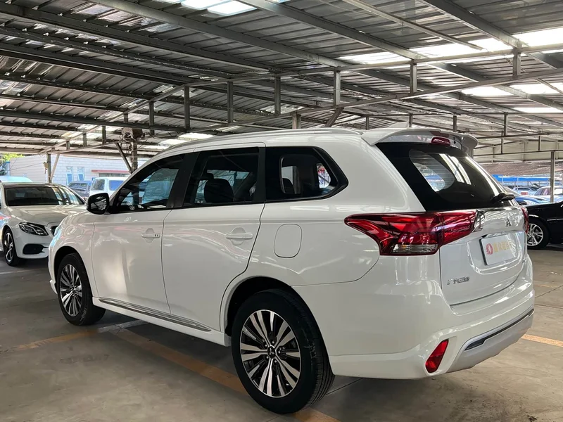 Mitsubishi Outlander — фото 4