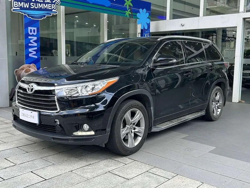 Toyota Highlander — фото 1