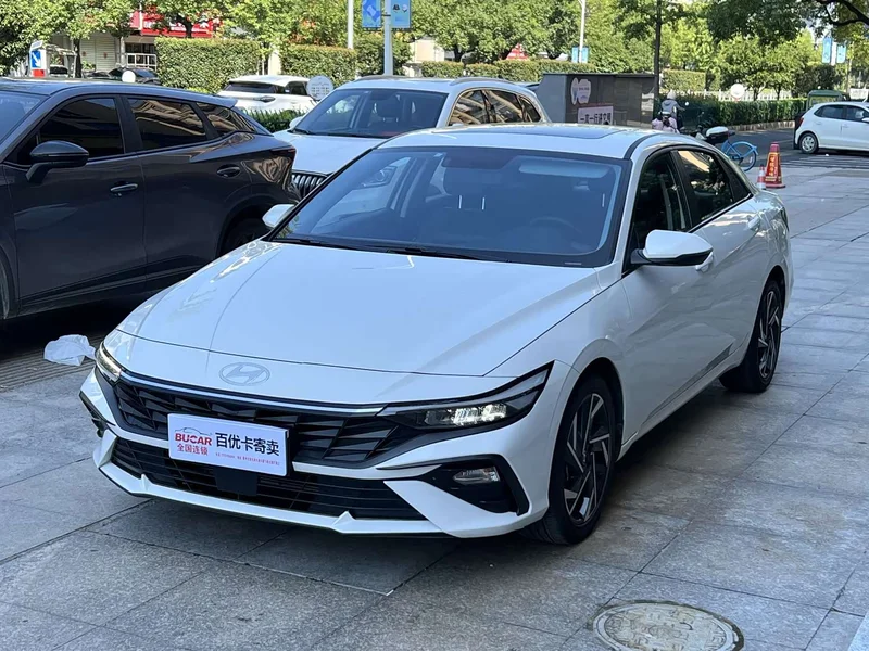 Hyundai Elantra — фото 1