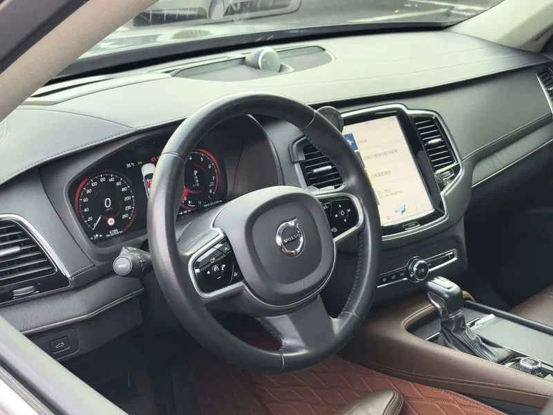 Volvo XC90 — фото 11