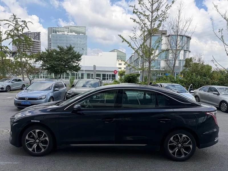 Hongqi E-QM5 — фото 3
