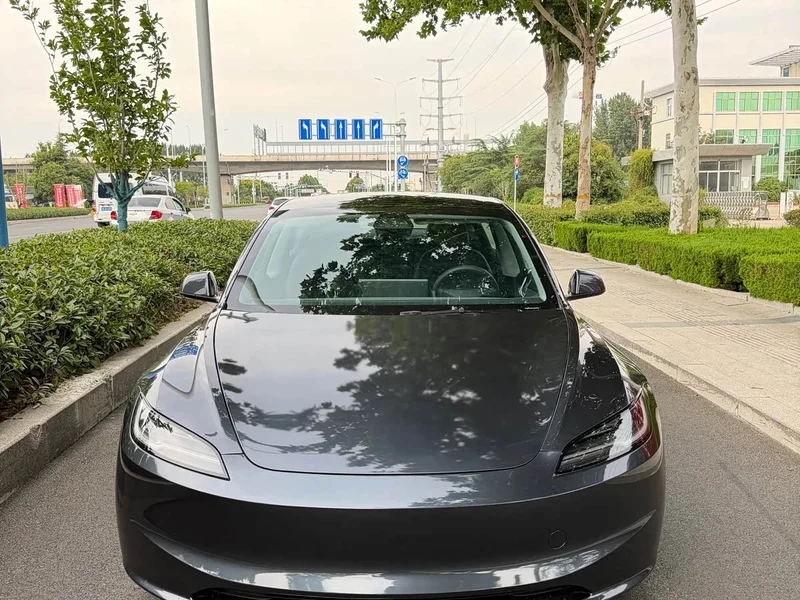 Tesla Model 3 — фото 1
