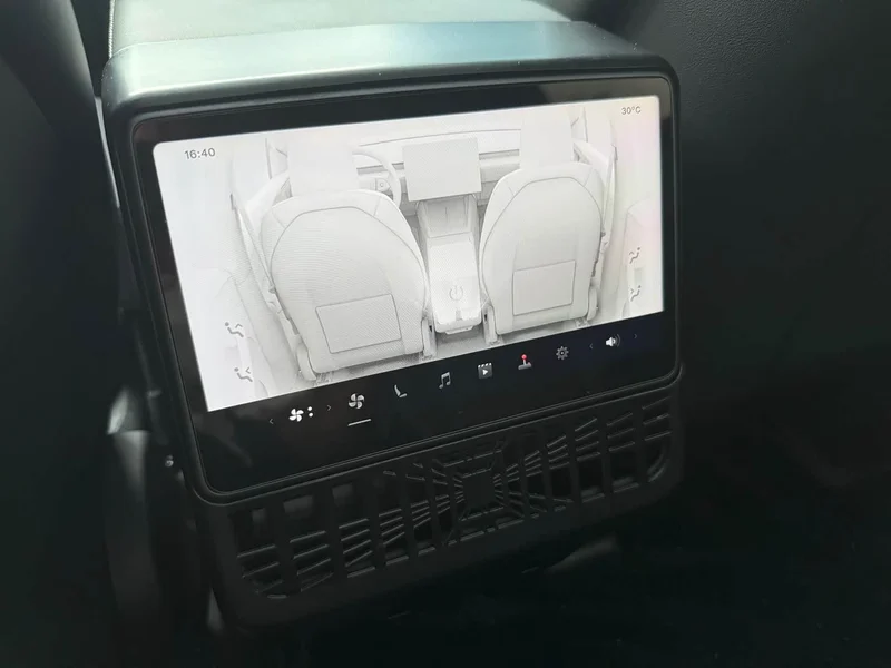 Tesla Model Y — фото 11