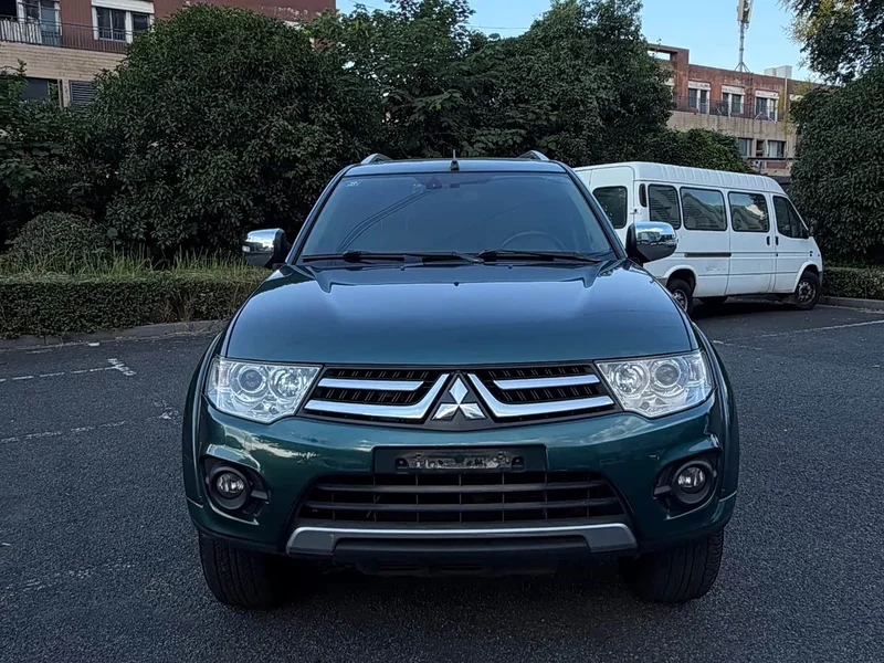 Mitsubishi Pajero — фото 2
