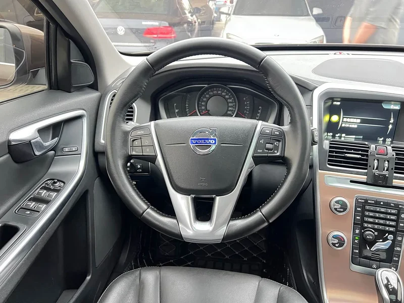 Volvo XC60 — фото 16