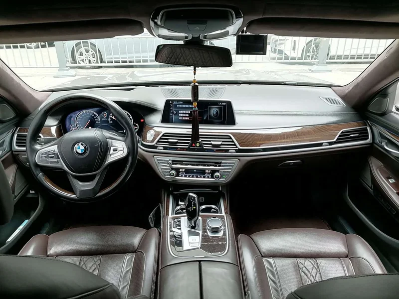 BMW 7-Series — фото 16