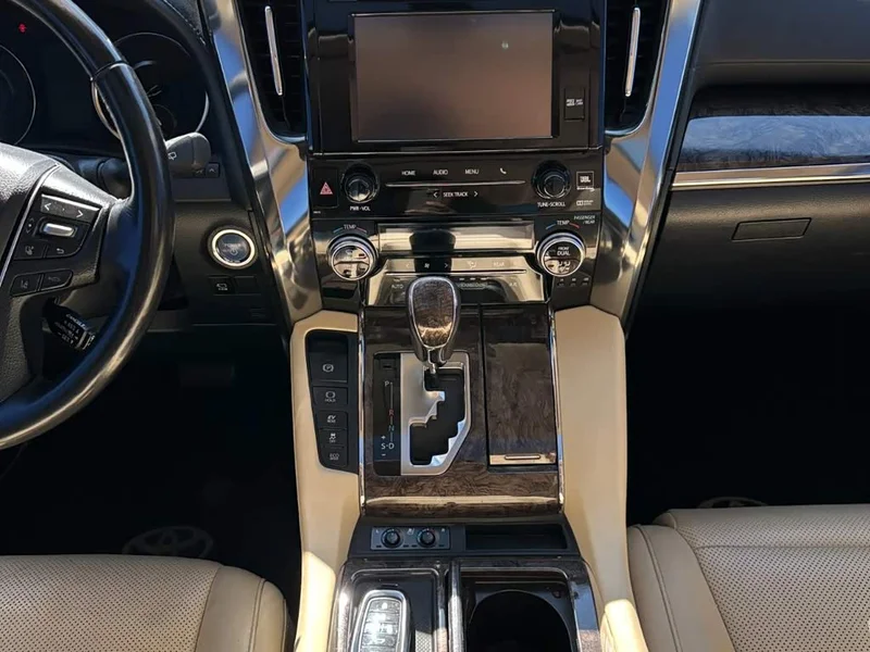 Toyota Alphard — фото 23