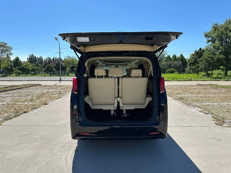 Toyota Alphard — фото 8