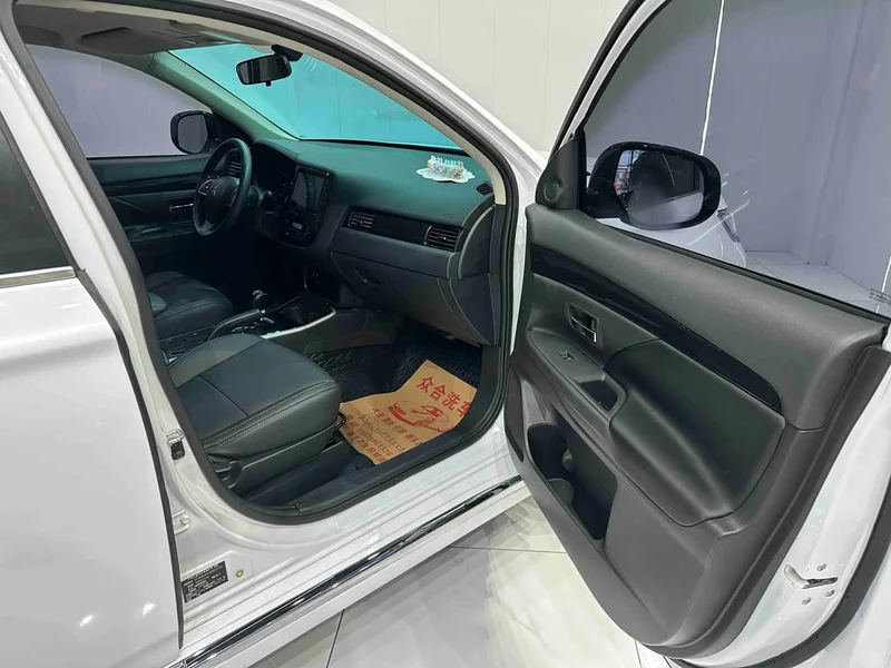 Mitsubishi Outlander — фото 17