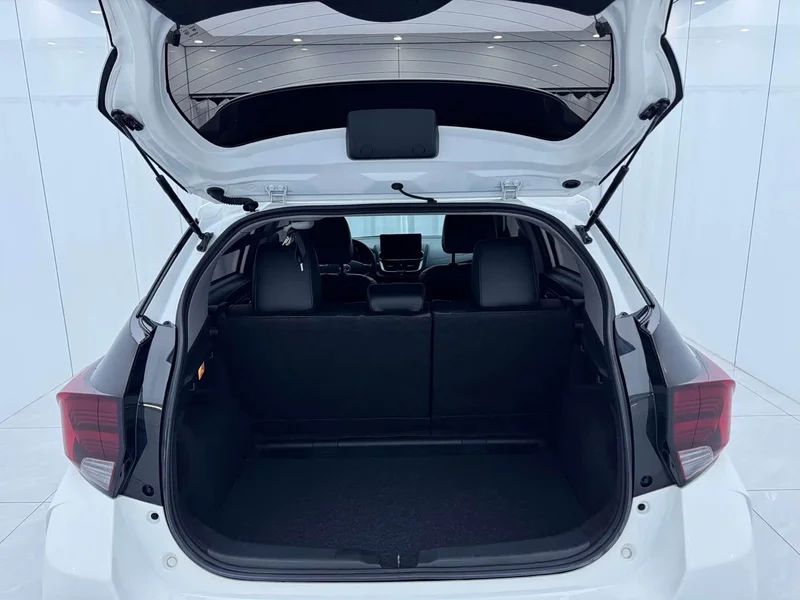 Toyota Yaris L — фото 14
