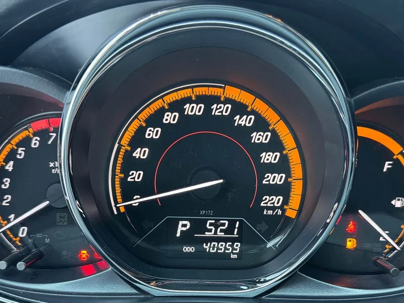 Toyota Yaris L — фото 16