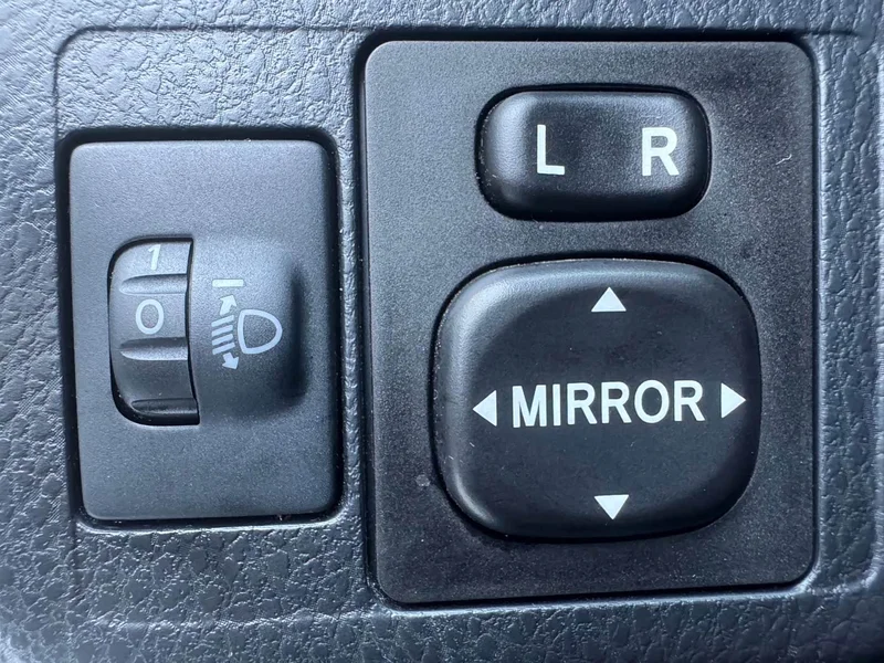 Toyota Yaris L — фото 8