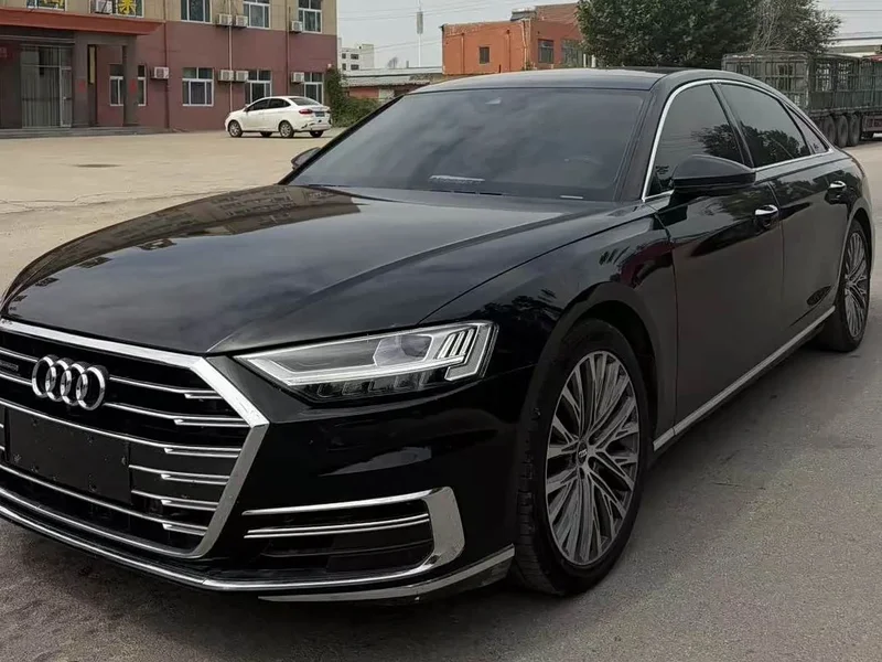 Audi A8 — фото 1