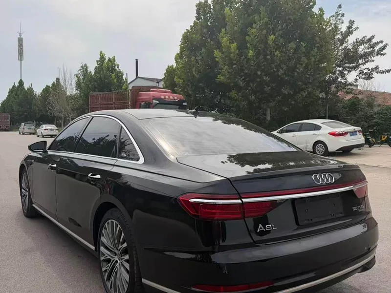 Audi A8 — фото 7