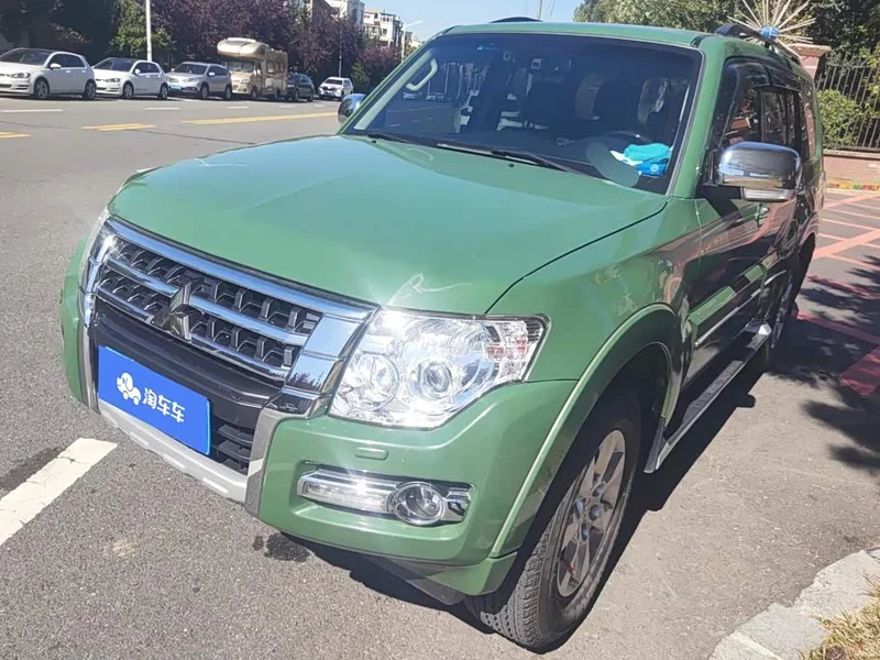 Mitsubishi Pajero (Imported)