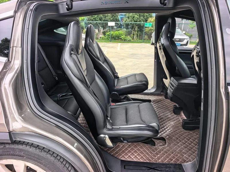 Tesla Model X — фото 13