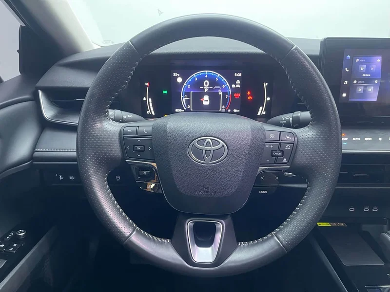 Toyota Camry — фото 18