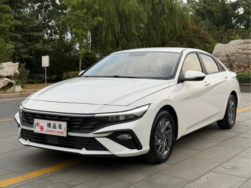 Hyundai Elantra — фото 1