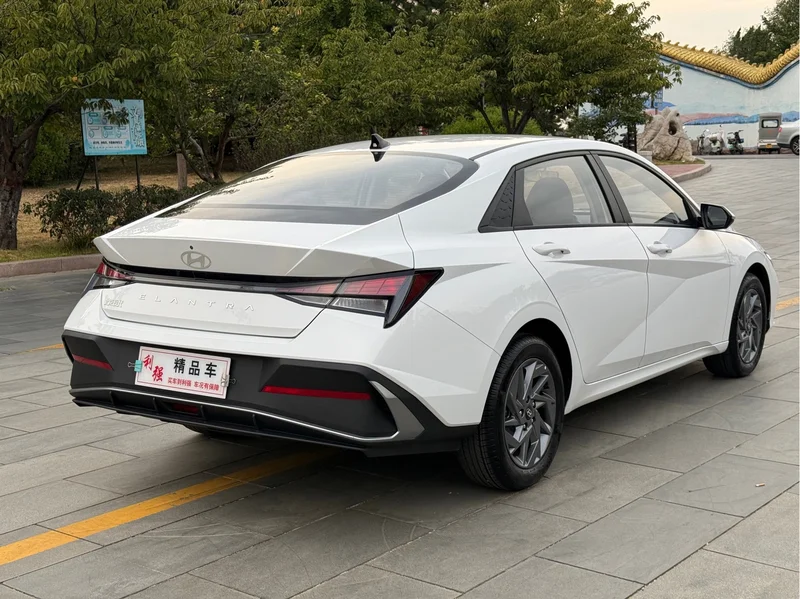 Hyundai Elantra — фото 15