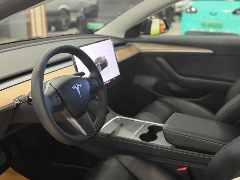 Tesla Model 3 — фото 4
