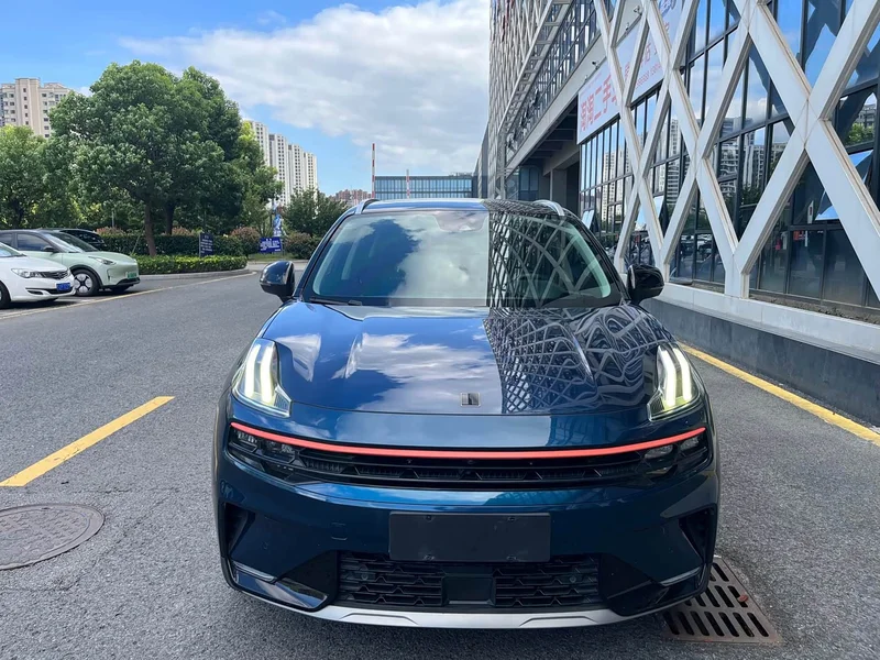 Lynk & Co 06