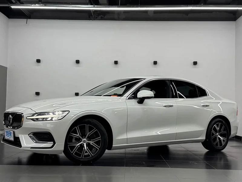 Volvo S60 — фото 1
