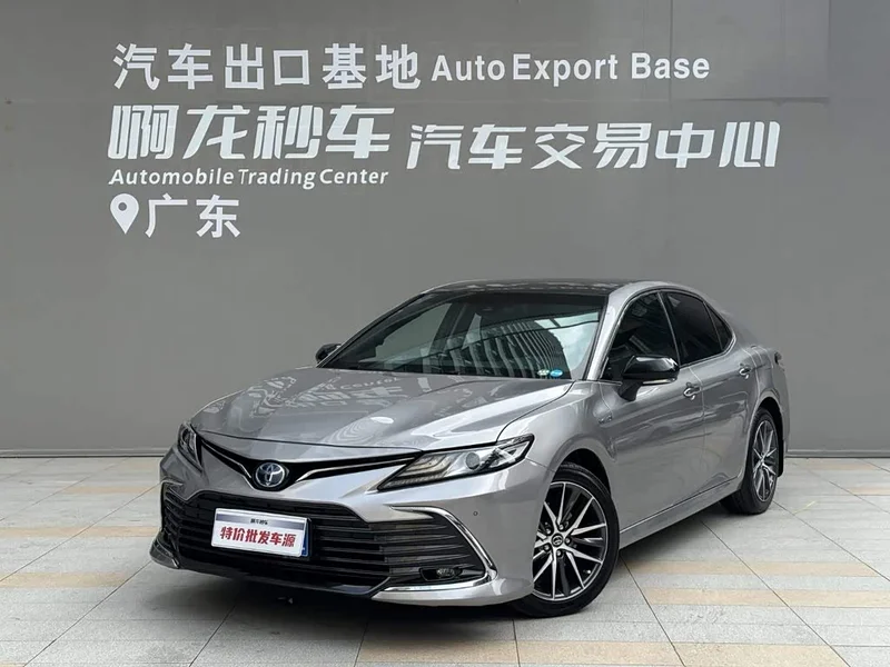 Toyota Camry — фото 1