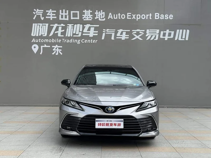Toyota Camry — фото 2