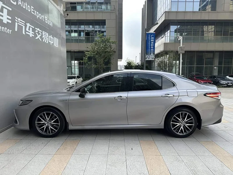 Toyota Camry — фото 3