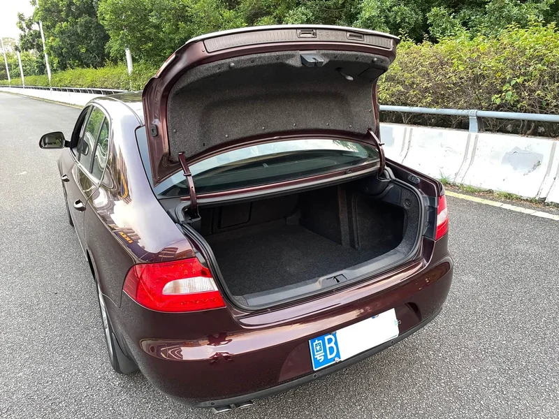 Volkswagen Superb — фото 12