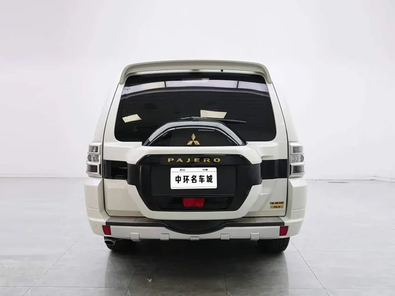 Mitsubishi Pajero (Imported) — фото 18